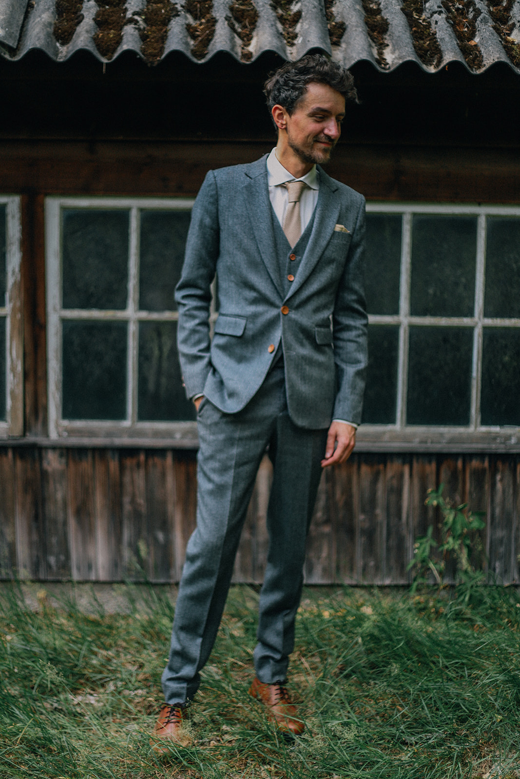 Grijs tweed driedelig trouwpak met leren knopen