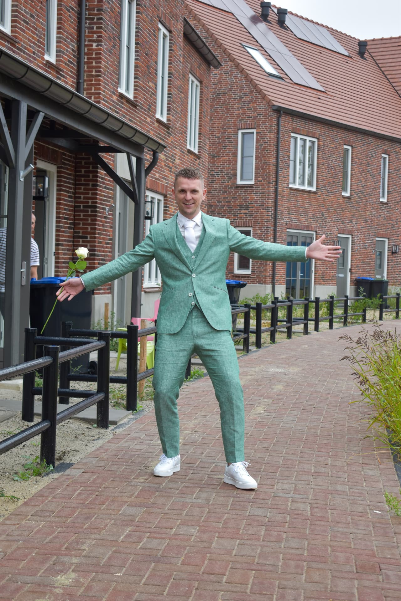 Groen linnen driedelig trouwpak met witte das