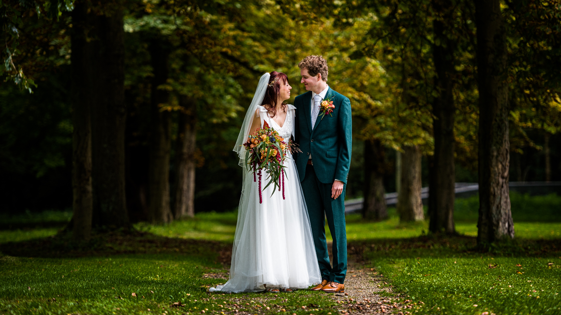 Bruidspaar in het herfstbos