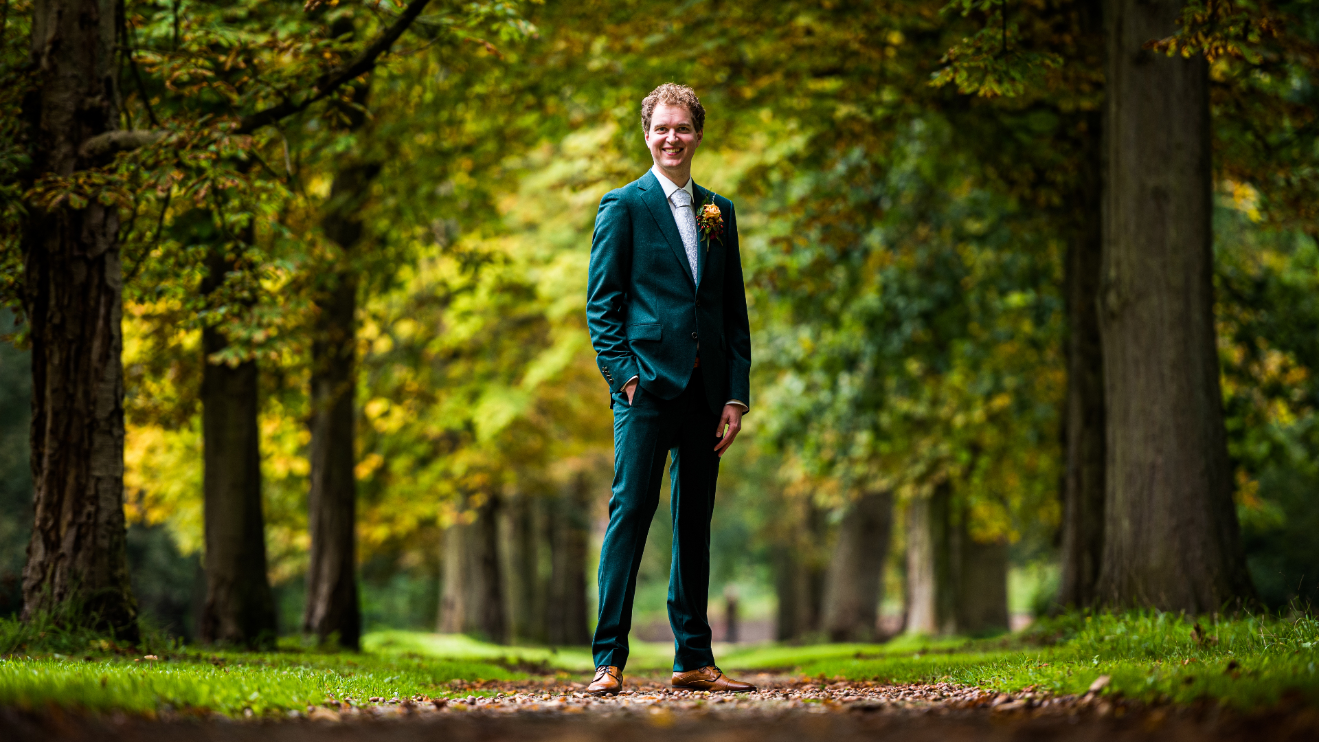 Smaragdgroen pak tussen de herfstbomen