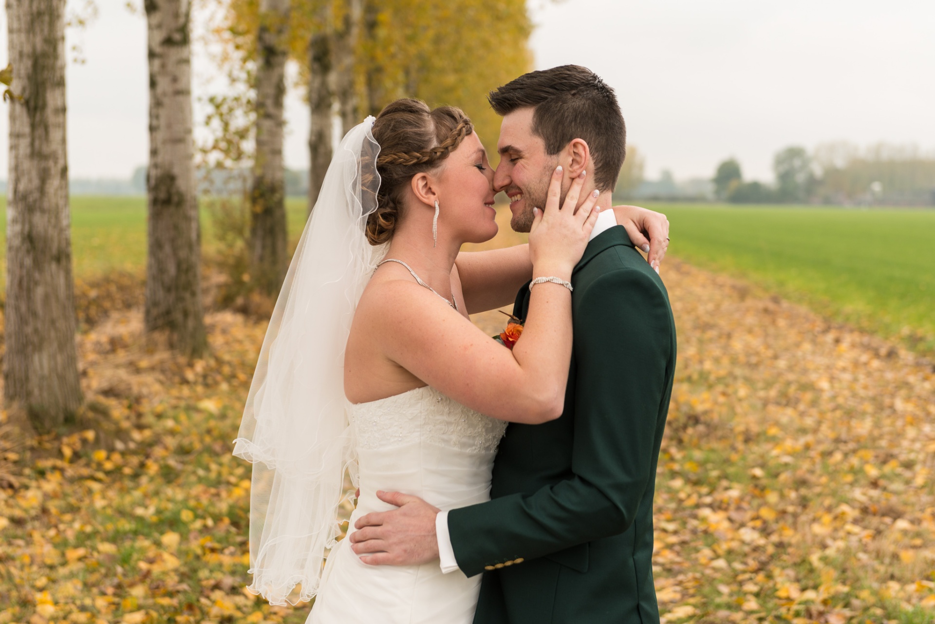 Donkergroen pak in de herfst